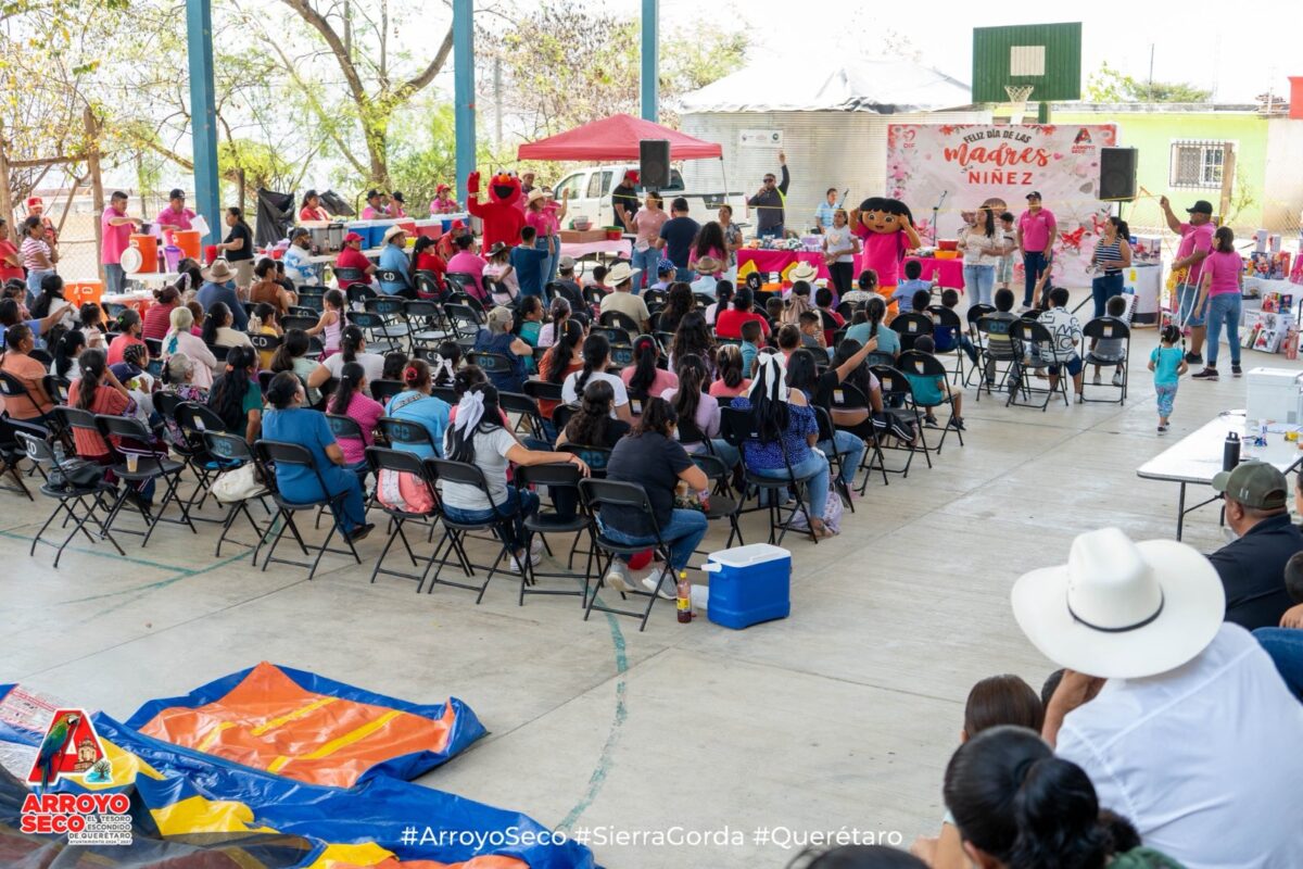 Con alegría y cariño edil Fernando Sánchez Gil inicia festejos en Santa María de los Cocos