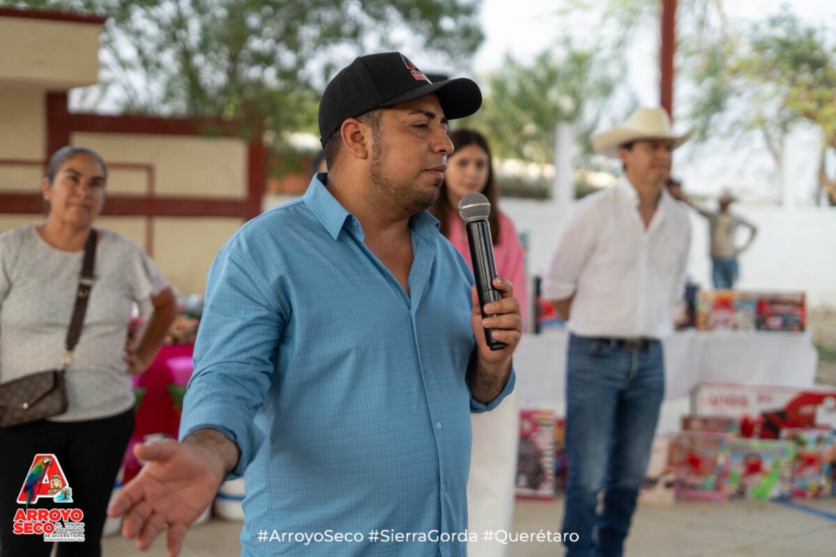 Fernando Sánchez Gil convive con familias de El Aguacate