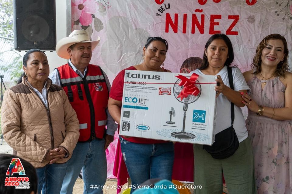 Con juegos y rifas, Fernando Sánchez Gil celebra a mamás y la niñez en El Sabinito y Agua Fría de los Fresnos