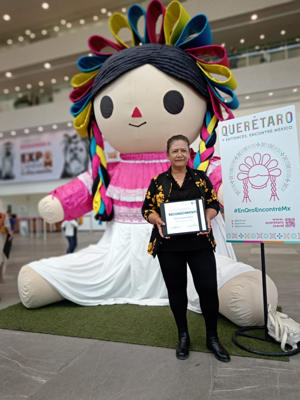 Reconocen a Coach Victoria Esparza Olvera de Tolimán por 30 años de servicio en la Educación