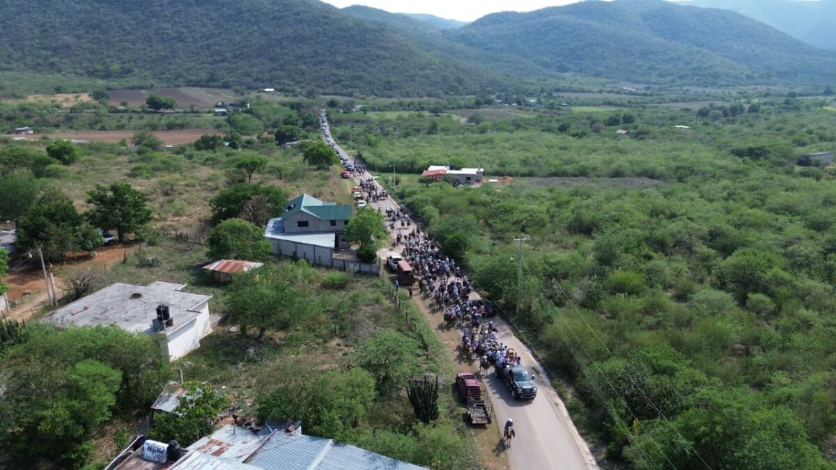 Encabeza Rubén Hernández tradicional cabalgata en las fiestas de Zoyalpilca
