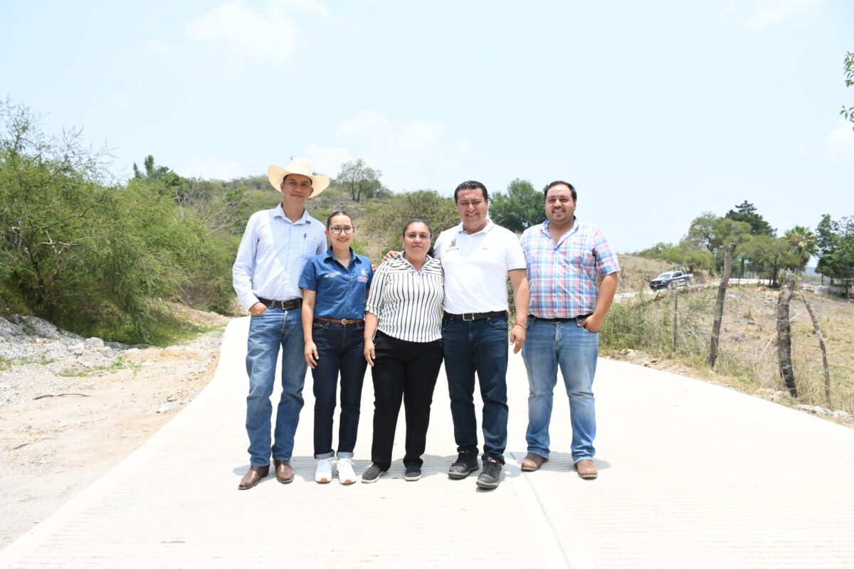 Supervisa Rubén Hernández obra de rampa en camino hacia Agua Fría