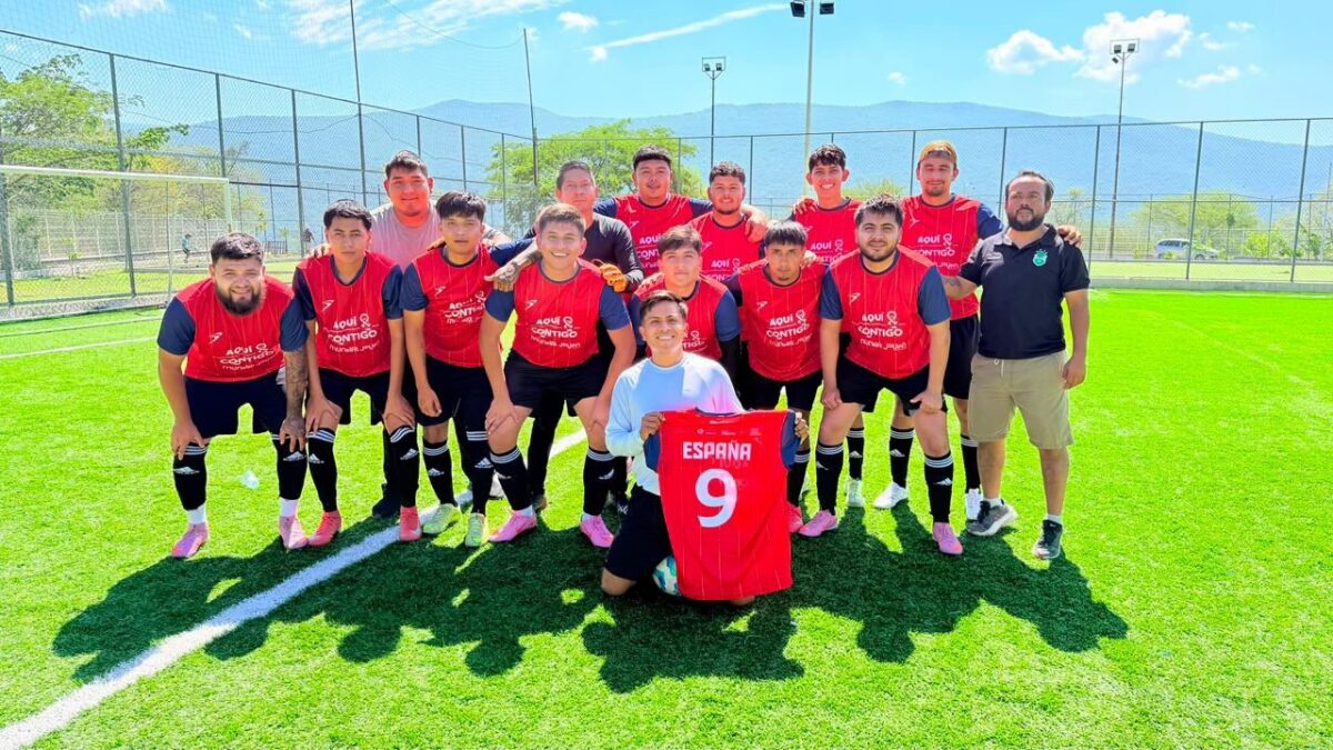 Reconocen a equipo arroyosequense por su pase a las semifinales del Mundialito SEJUVE 2026