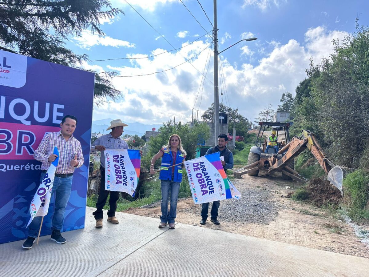 Lupita Ramírez da el banderazo a la 4ª etapa de la calle Enebros en Barrio La Loma