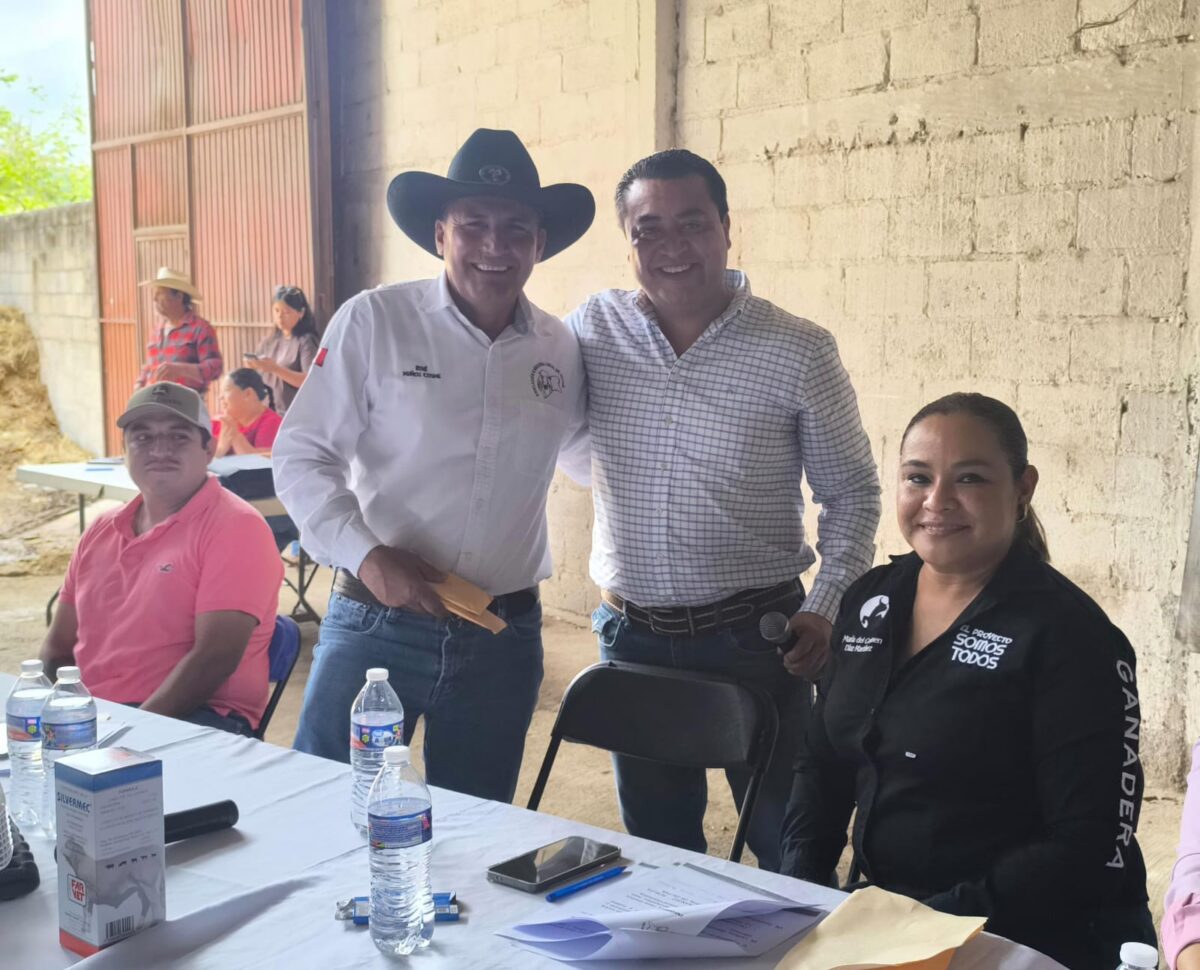 Entrega Gobierno Municipal apoyo económico a la Asociación Ganadera Local