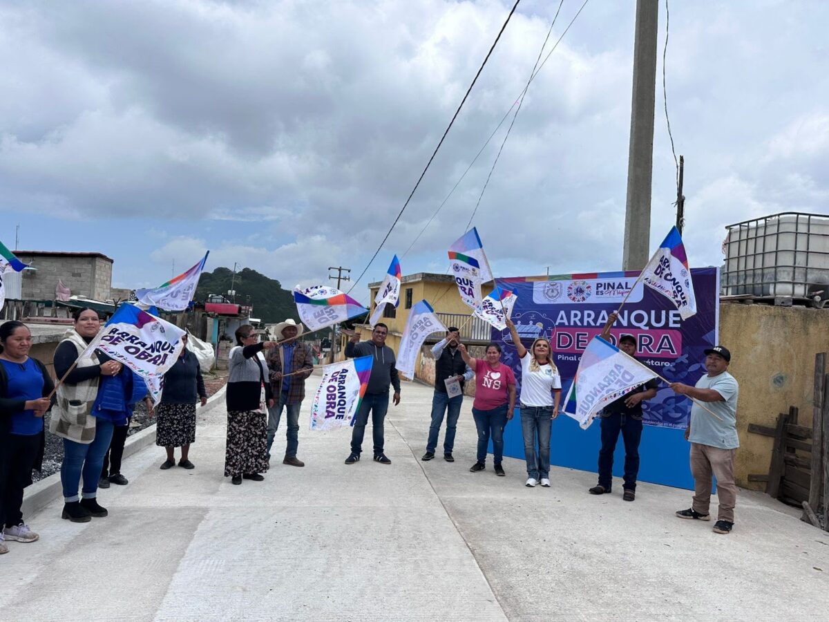Arranca Lupita Ramírez segunda etapa de pavimentación de calle principal en El Madroño.
