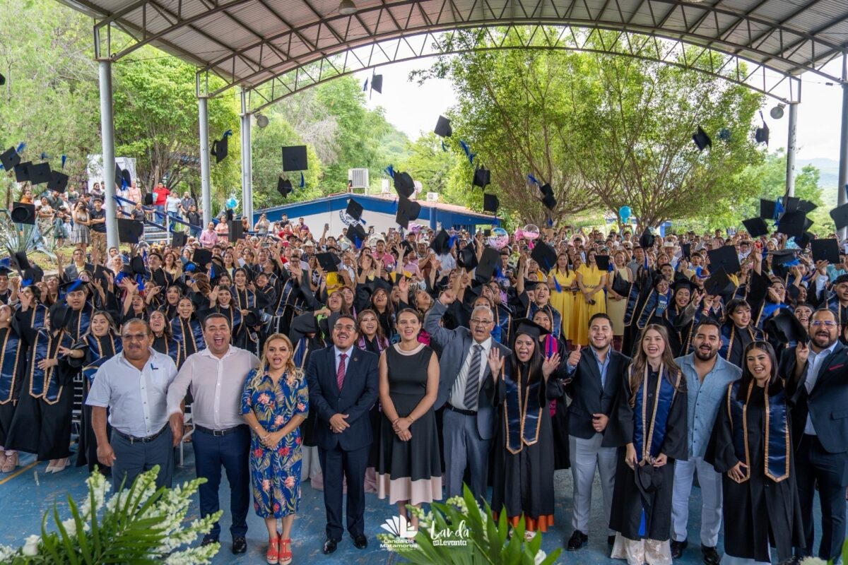 Brinda acompañamiento Yuni Benítez a la generación 2026 de la Escuela Normal del Estado en su ceremonia de egreso
