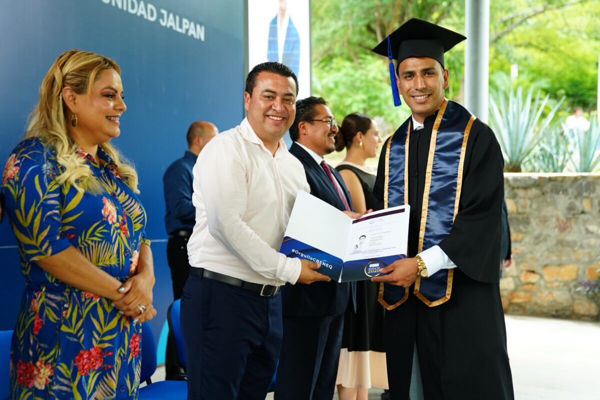 Rubén Hernández acompaña la graduación de 96 nuevos profesionistas de la CBENEQ “Andrés Balvanera” Unidad Jalpan