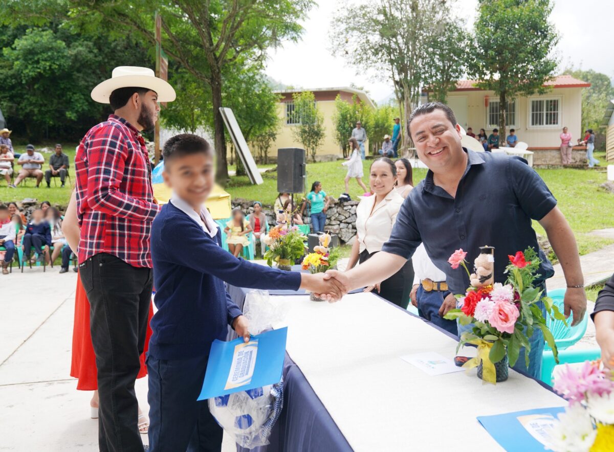 Rubén Hernández apadrina generación de la Primaria José María Morelos en San Juan de los Durán