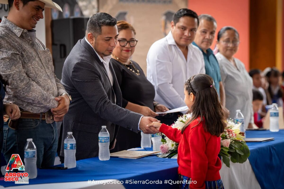 Como padrino de generación, Fernando Sánchez Gil comparte con estudiantes de la Primaria Benito Juárez
