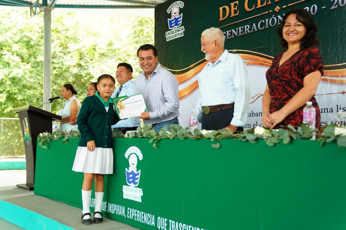 Rubén Hernández acompaña la graduación de la generación 2020–2026 del Instituto de Excelencia Educativa