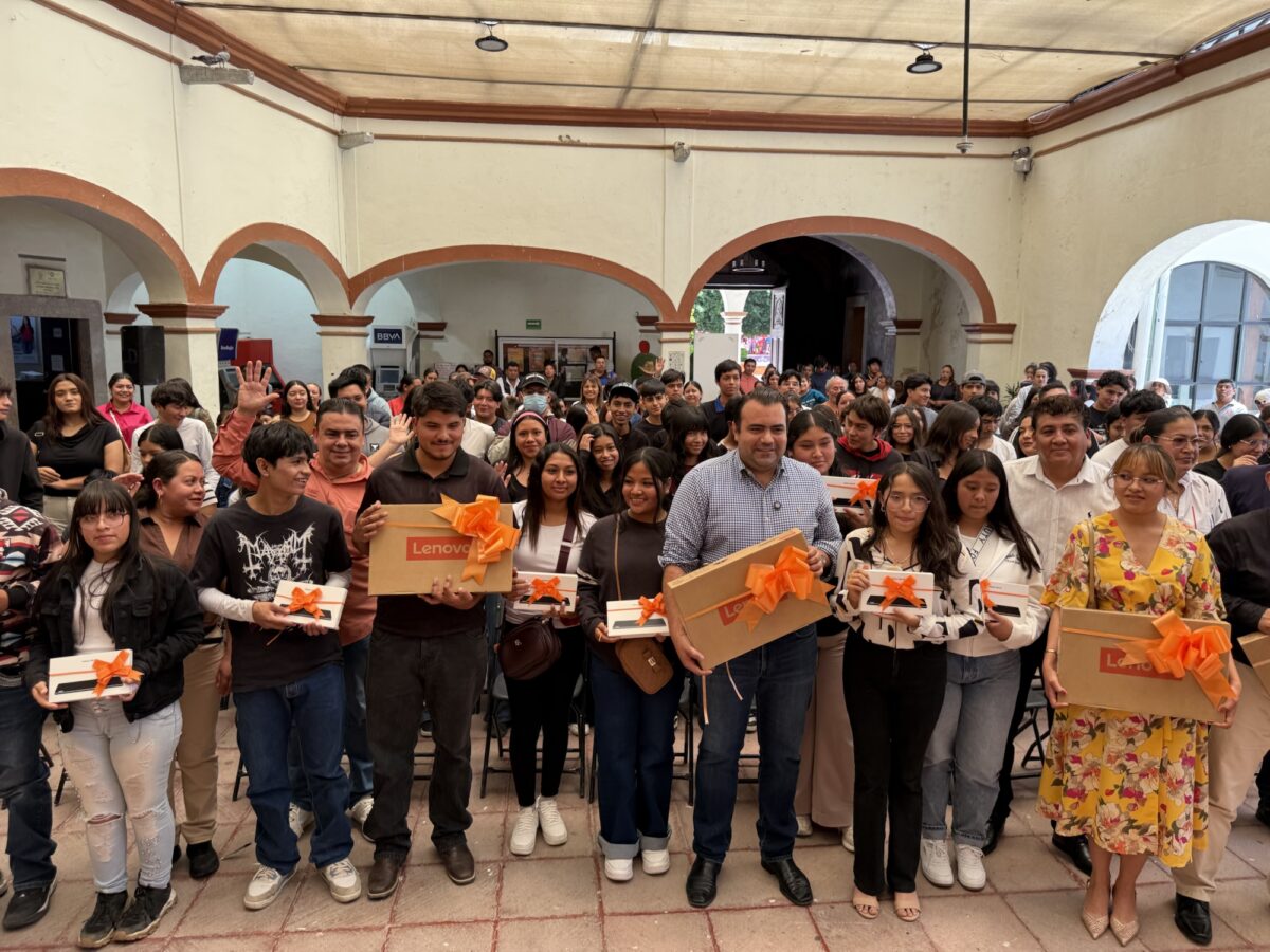 Entrega Gaspar Trueba 127 Tablets y LapTops a Estudiantes de 36 Comunidades