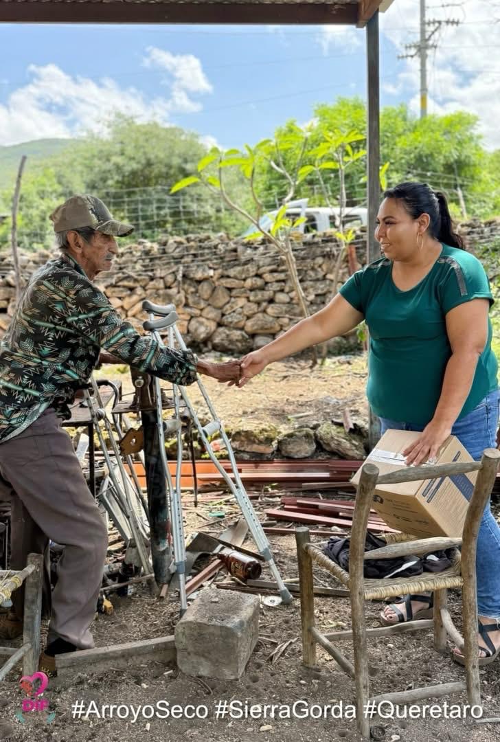 Presidenta del SMDIF Arroyo Seco realiza entrega de despensas en beneficio de familias en situación de vulnerabilidad