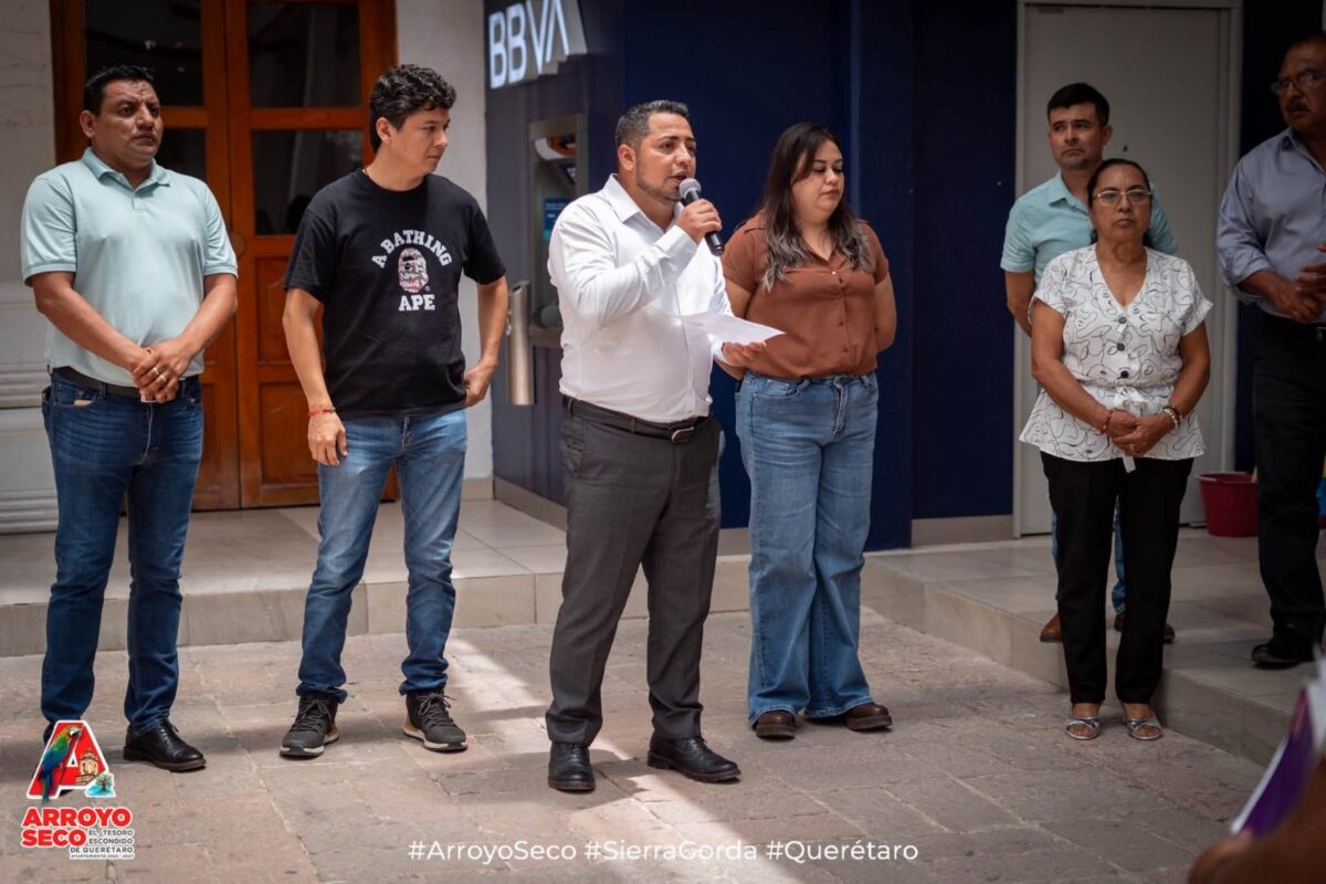 Edil Fernando Sánchez Gil entrega apoyos a familias de Arroyo Seco