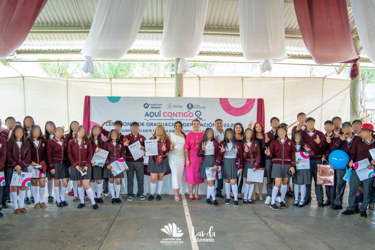 Yuni Benites Acompaña a Estudiantes del COBAQ de Agua Zarca en Graduación&nbsp;